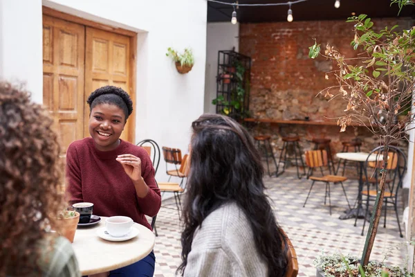 Sorrindo Jovem Africano Mulher Conversando Com Suas Namoradas Beber Café — Fotografia de Stock