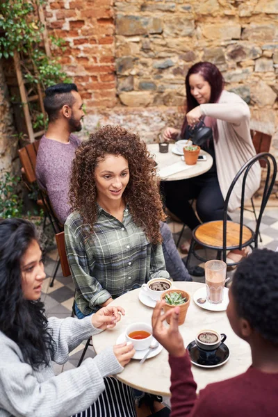 Jeune Femme Souriante Parlant Avec Ses Copines Autour Café Assis — Photo