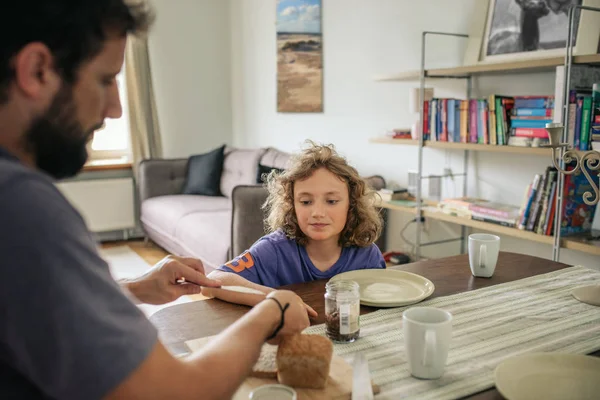 Sonriente Joven Padre Sentados Mesa Comedor Comiendo Sándwiches Juntos — Foto de Stock