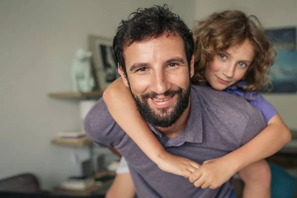 Sırtımda Bir Eğlenceli Görürken Küçük Oğlu Veren Gülümseyen Baba Yakın — Stok fotoğraf