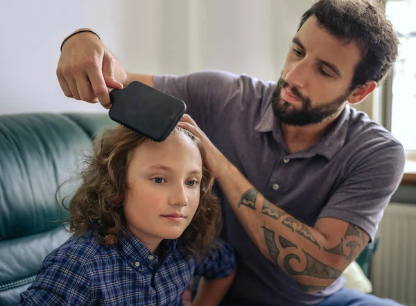 Ενιαία Μπαμπά Χρησιμοποιώντας Μια Βούρτσα Για Χτένα Μακριά Σγουρά Μαλλιά — Φωτογραφία Αρχείου