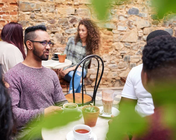 Jovem Conversando Com Grupo Amigos Sobre Café Enquanto Sentam Juntos — Fotografia de Stock