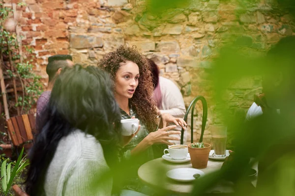 Jonge Vrouw Met Een Groep Vriendinnen Praten Koffie Zittend Samen — Stockfoto