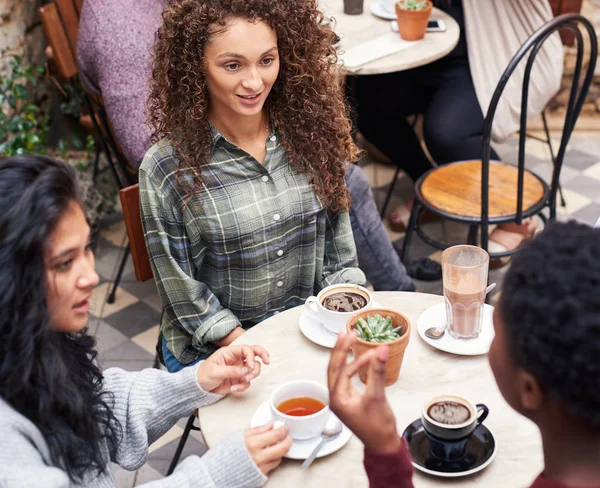 Gros Plan Jeune Femme Bavardant Avec Ses Amies Autour Café — Photo