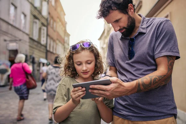 Padre Lindo Hijo Joven Usando Una Tableta Digital Para Direcciones — Foto de Stock