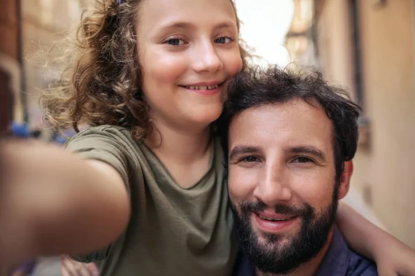 笑顔と街で一緒に一日を楽しみながら Selfie を取って父と幼い息子 — ストック写真