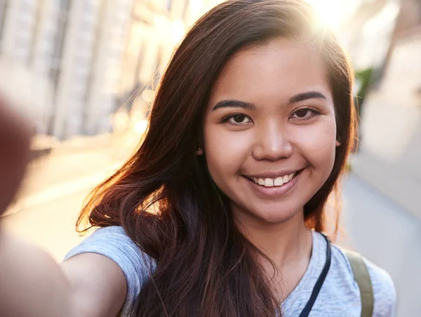 Neşeli Bir Genç Asyalı Kadın Yürüyerek Şehri Keşfetmek Süre Bir — Stok fotoğraf