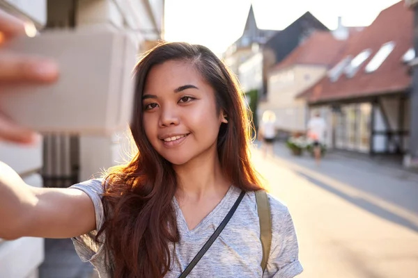 Улыбающаяся Молодая Азиатка Делает Селфи Помощью Мобильного Телефона Исследуя Улицы — стоковое фото