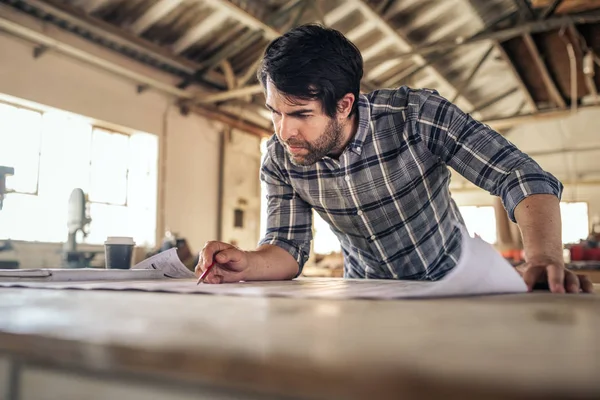 Genç Woodworker Planları Için Yeni Bir Mobilya Tasarım Okuma Onun — Stok fotoğraf