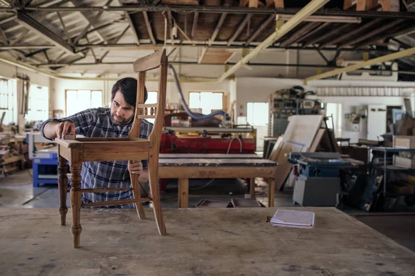 Gelernter Möbelmacher Schleift Einen Holzstuhl Auf Einer Werkbank Während Allein — Stockfoto