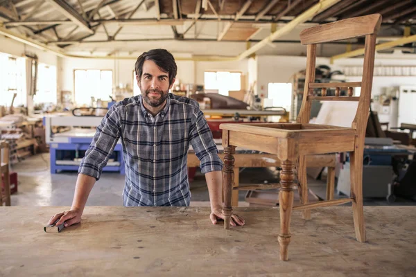 Retrato Fabricante Muebles Sonriente Apoyado Banco Estudio Carpintería Mientras Lija — Foto de Stock