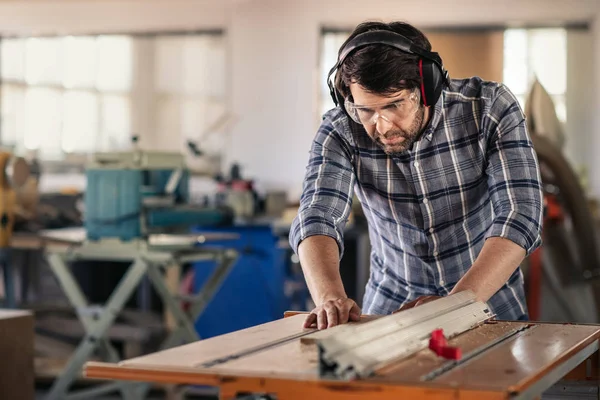 Carpenter Wearing Safety Gear Using Table Saw Cut Plank Wood — Stock Photo, Image