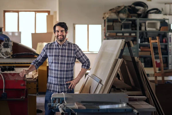 Retrato Experto Carpintero Sonriendo Mientras Apoya Banco Gran Estudio Carpintería —  Fotos de Stock