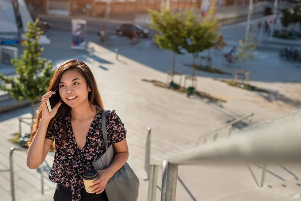 Sorrindo Jovem Estudante Universitário Asiático Subindo Escadas Campus Bebendo Uma — Fotografia de Stock