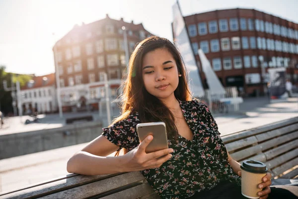 Junge Asiatische Studentin Sitzt Draußen Auf Einer Bank Auf Dem — Stockfoto