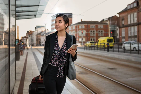 Smiling Asian Businesswoman Standing Her Luggage Tram Stop Reading Schedule — Stock Photo, Image