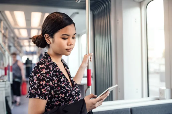 Ung Asiatisk Student Ikapp Sociala Medier Medan Ridning Ett Tåg — Stockfoto