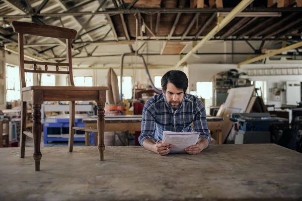 Trabajador Madera Apoyado Sobre Una Mesa Taller Carpintería Leyendo Través —  Fotos de Stock