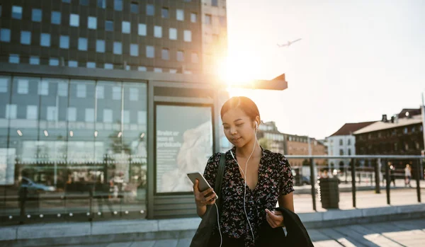 Contemporary Asian Businesswoman Talking Video Call Using Earphones While Waiting — Stock Photo, Image