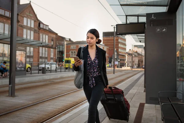 Mladá Asijská Podnikatelka Chůze Zavazadly Tramvajové Zastávky Kontrola Doby Její — Stock fotografie