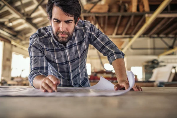 Focused Young Woodworker Leaning Workbench His Large Carpentry Workshop Going — Stock Photo, Image