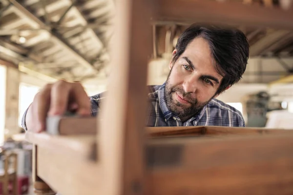 Nahaufnahme Eines Möbelmachers Der Seiner Schreinerei Mit Schleifpapier Einen Holzstuhl — Stockfoto
