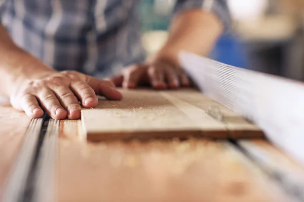 Fechar Carpinteiro Qualificado Serrar Pedaço Madeira Com Uma Serra Mesa — Fotografia de Stock