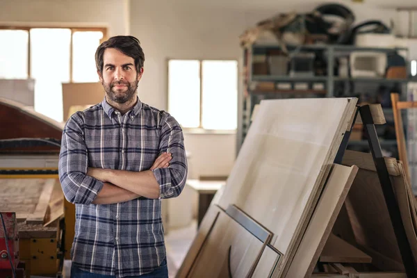 Retrato Experto Carpintero Pie Con Los Brazos Cruzados Por Herramientas —  Fotos de Stock