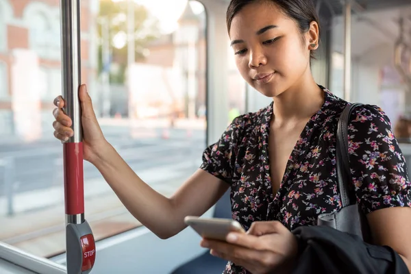 Jovem Empresária Asiática Lendo Mensagens Texto Enquanto Andava Trem Cidade — Fotografia de Stock