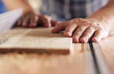 Elinde gerçek bir woodworker ahşap bir parça ahşap Studio Tablo Testere ile kesme