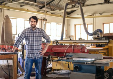 Onun büyük mobilya yapım atölyesi donatım tarafından tek başına duran küçük işletme sahibi 