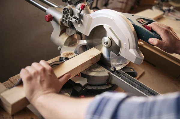 Closeup Carpenter Using Mitre Saw Cut Piece Wood While Working — Stock Photo, Image