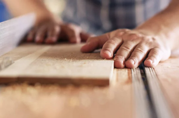 Händerna Riktig Möbelsnickare Såga Träbit Med Ett Bord Såg Träbearbetning — Stockfoto