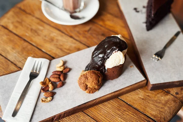 Nahaufnahme Eines Leckeren Kuchenstücks Mit Sahne Und Schokoladensoße Auf Einem — Stockfoto