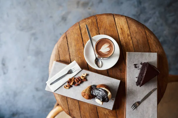 Magas Szög Egy Pohár Habos Cappuccinót Egy Asztal Egy Pékség — Stock Fotó