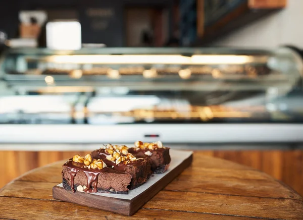 Closeup Delicious Looking Freshly Made Slices Nutty Chocolate Cake Sitting — Stock Photo, Image