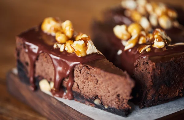 Крупним Планом Скибочки Смачного Вигляду Горіхового Шоколадного Торта Сидить Дошці — стокове фото