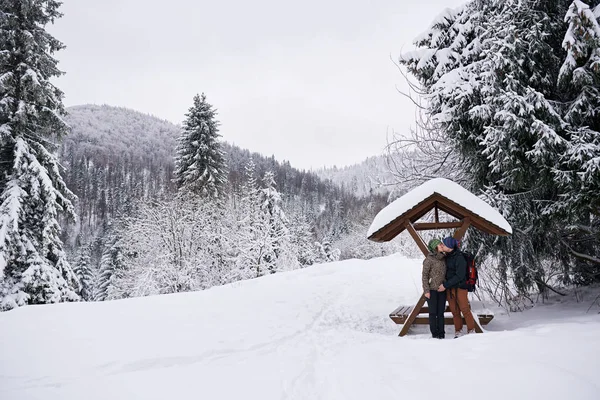 Couple Affectueux Équipement Randonnée Embrasser Tout Tenant Abri Dans Déneigement — Photo