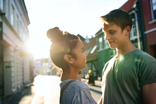 Affectueux Jeune Couple Regardant Tout Tenant Bras Dans Bras Ensemble — Photo