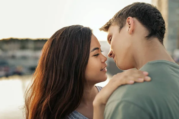 Zärtliches Junges Paar Das Sich Späten Nachmittag Arm Arm Hafen — Stockfoto