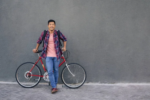 Retrato Joven Asiático Sonriente Con Una Camisa Cuadros Pie Con — Foto de Stock