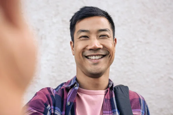 Porträtt Leende Ung Asiatisk Man Tar Selfie Stående Trottoar Staden — Stockfoto