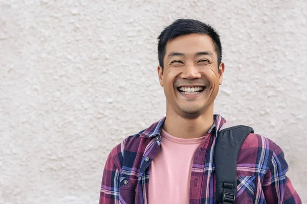 Nahaufnahme Porträt Eines Lachenden Jungen Asiatischen Mannes Mit Einem Rucksack — Stockfoto