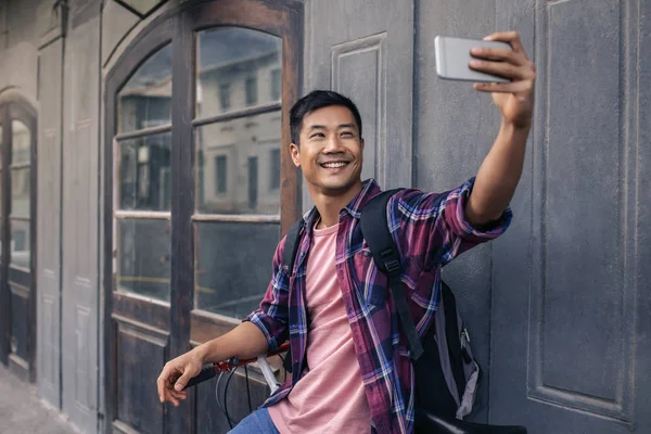 Sorrindo Jovem Asiático Homem Uma Camisa Xadrez Encostado Com Sua — Fotografia de Stock