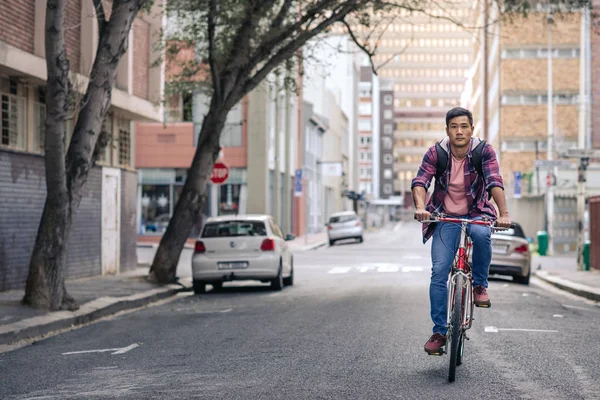 Retrato Joven Asiático Con Una Camisa Cuadros Bicicleta Una Calle — Foto de Stock