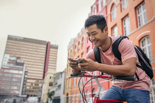 Sonriente Joven Asiático Que Envía Mensaje Texto Teléfono Móvil Mientras — Foto de Stock