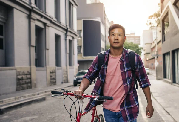 Joven Asiático Contento Una Camisa Cuadros Caminando Con Bicicleta Por — Foto de Stock