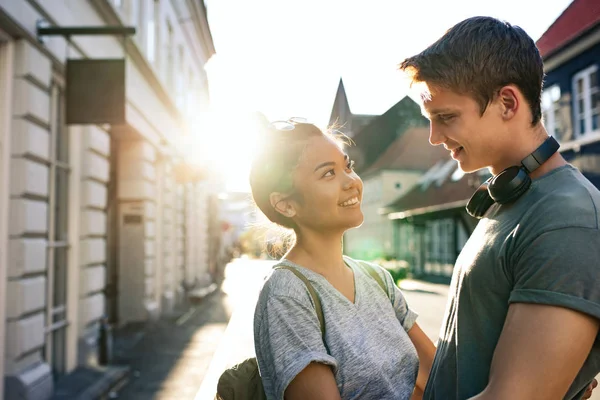 Sorrindo Jovem Casal Olhando Para Outro Enquanto Braço Braço Juntos — Fotografia de Stock