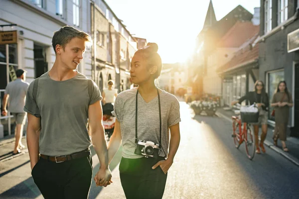 Jeune Couple Souriant Parlant Tout Explorant Les Rues Ville Main — Photo