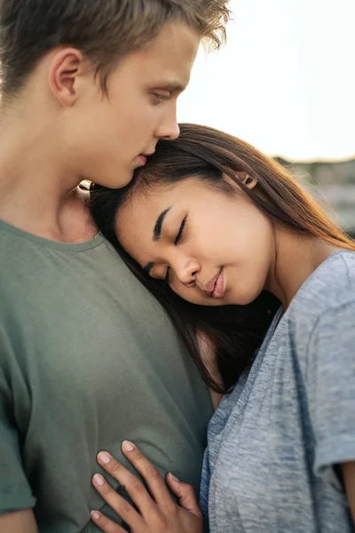Jovem Mulher Com Olhos Fechados Abraçando Seu Namorado Enquanto Estava — Fotografia de Stock